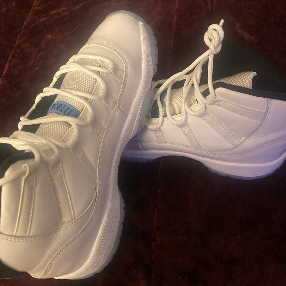 9/10 Jordan size 7y lightly worn.